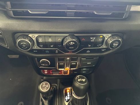 Used 2024 Jeep Wrangler Unlimited AWD/4WD image 22