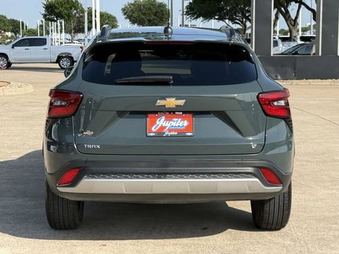 Used 2025 Chevrolet Trax LT FWD image 6