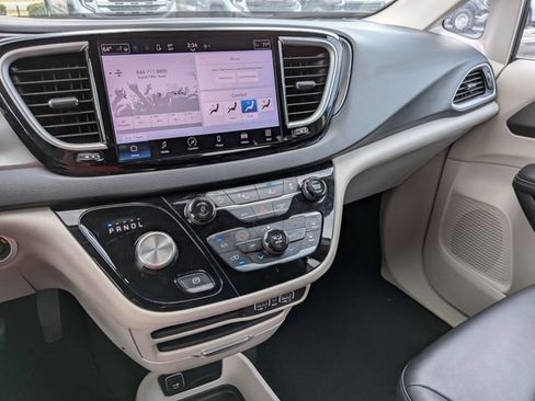 Used 2024 Chrysler Pacifica Touring-L FWD image 23
