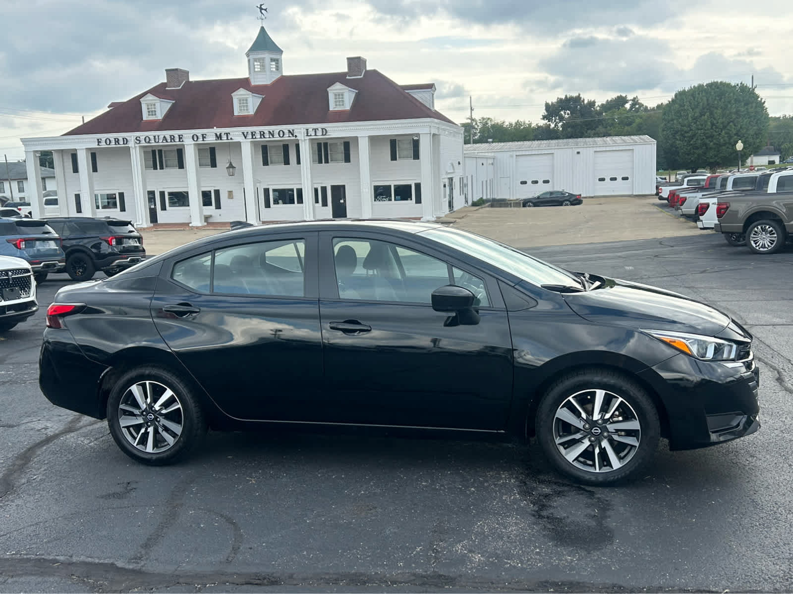 Used 2024 Nissan Versa SV FWD image 4