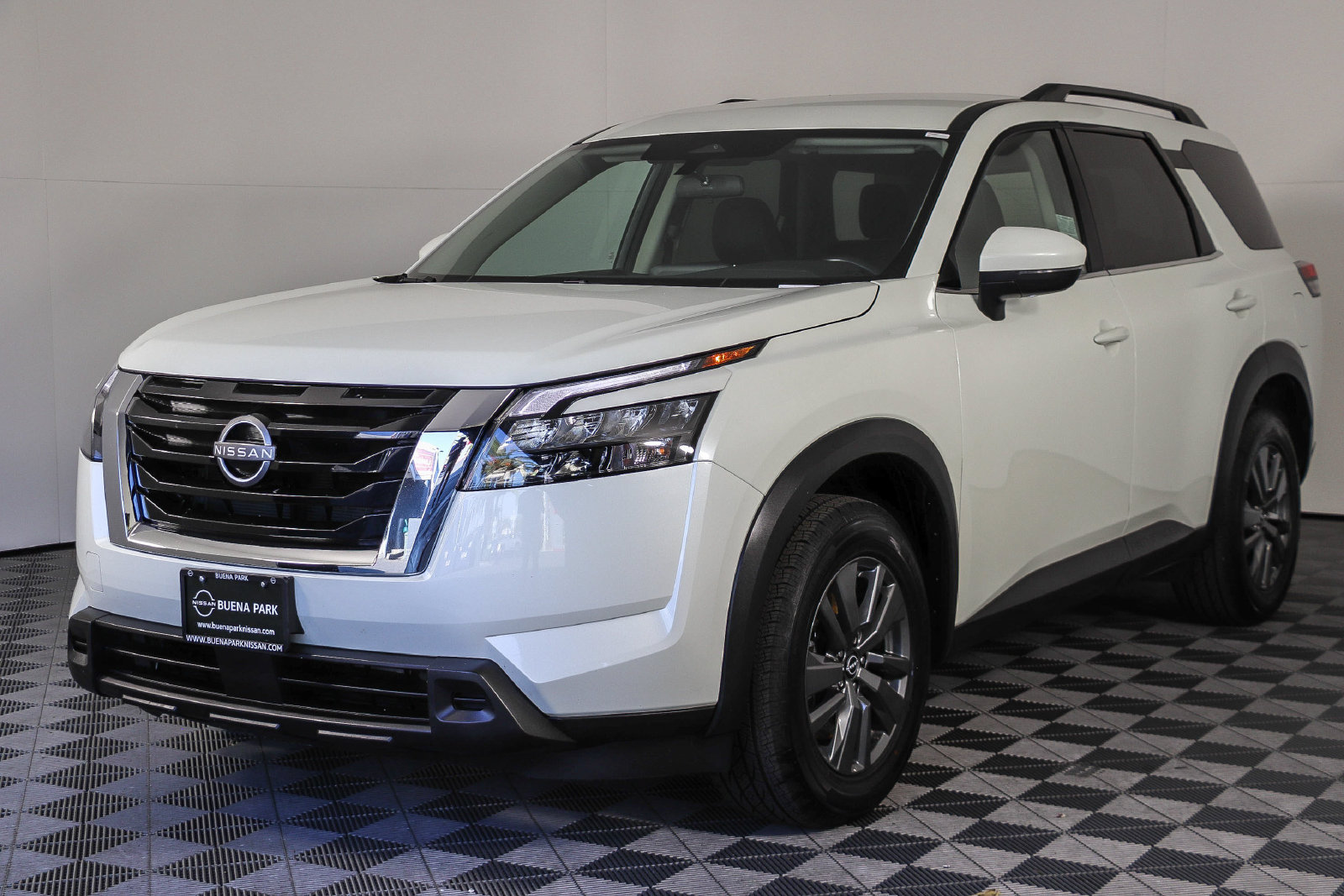 Used 2024 Nissan Pathfinder SV FWD image 3