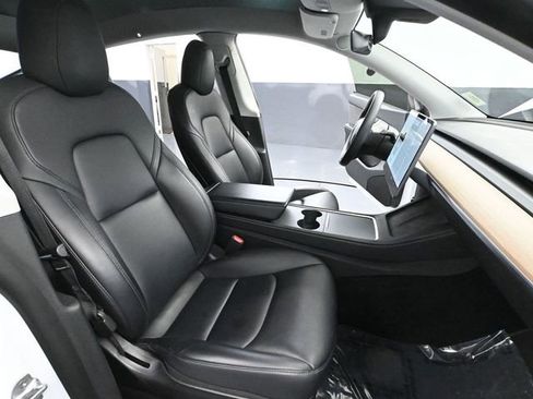 Used 2022 Tesla Model Y Long Range image 40