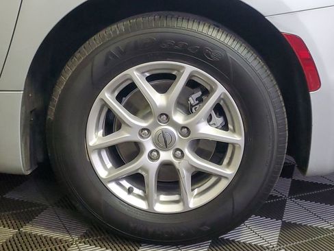 Used 2024 Chrysler Pacifica Touring-L image 8