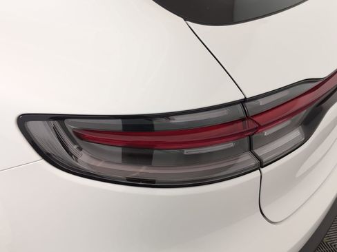 Certified 2025 Porsche Macan image 15