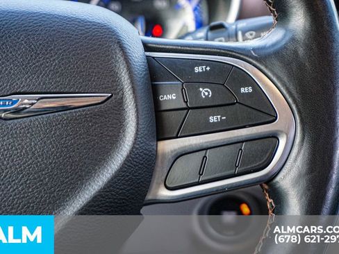 Used 2019 Chrysler Pacifica Touring-L FWD image 32