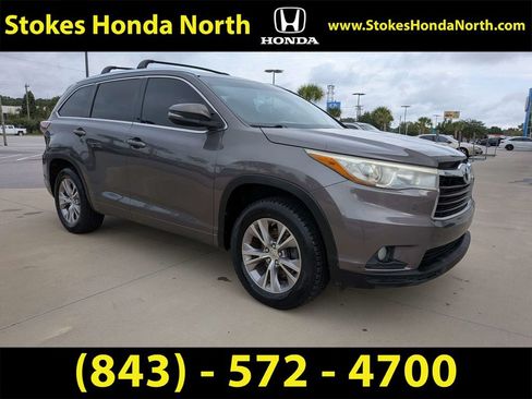 Used 2015 Toyota Highlander XLE FWD image 2