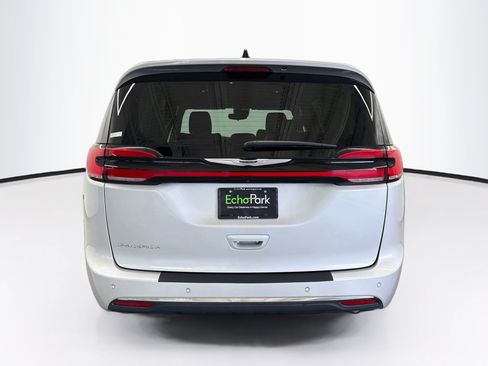 Used 2024 Chrysler Pacifica Touring-L FWD image 7