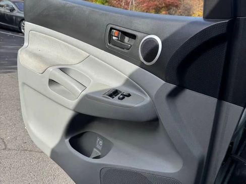 Used 2011 Toyota Tacoma 4x4 Access Cab V6 w/ TRD Sport Pkg image 8