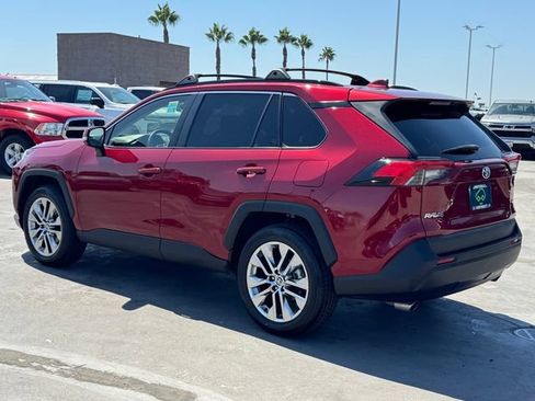 Used 2021 Toyota RAV4 XLE Premium w/ Carpet Mat Package (TMS) FWD image 2