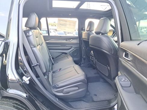 New 2025 Jeep Grand Cherokee L Limited w/ Luxury Tech Group II AWD/4WD image 15