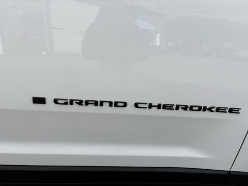 Used 2023 Jeep Grand Cherokee Limited w/ Black Appearance Package image 41