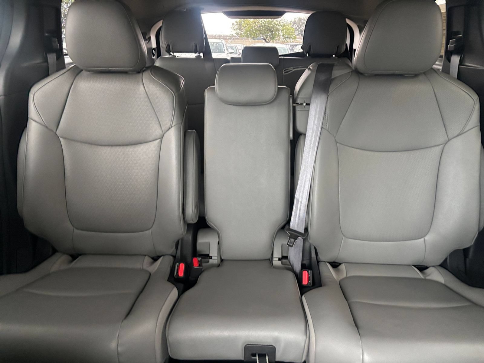 Used 2025 Toyota Sienna XLE FWD image 40