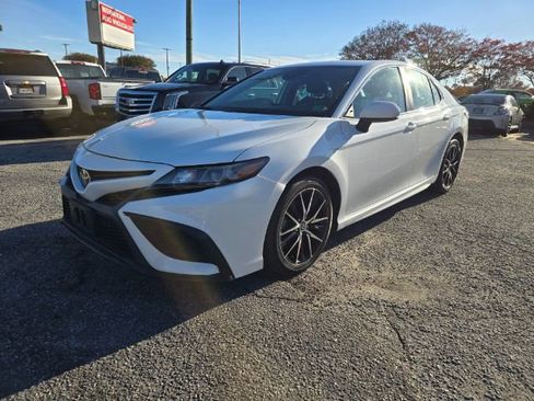 Used 2021 Toyota Camry SE image 3