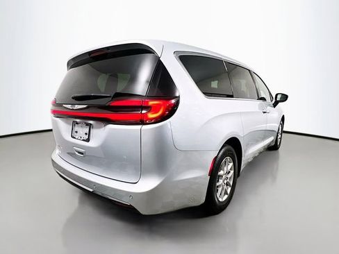 Used 2024 Chrysler Pacifica Touring-L FWD image 2
