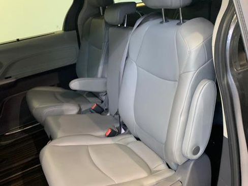 Used 2021 Toyota Sienna XLE image 40