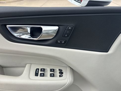 Used 2021 Volvo XC60 T5 Momentum w/ Premium Package image 16