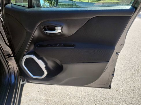 Used 2018 Jeep Renegade Latitude image 32