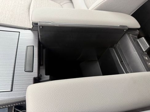 Used 2025 Toyota Sienna LE image 52