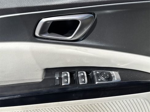 Used 2022 Kia Carnival LX image 27