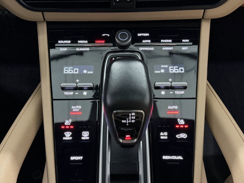 Certified 2023 Porsche Cayenne Platinum Edition image 40