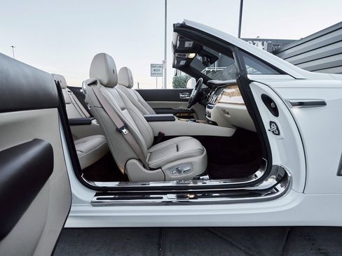 Used 2017 Rolls-Royce Dawn image 25