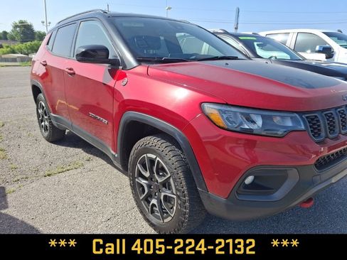 Used 2025 Jeep Compass Trailhawk AWD/4WD image 7