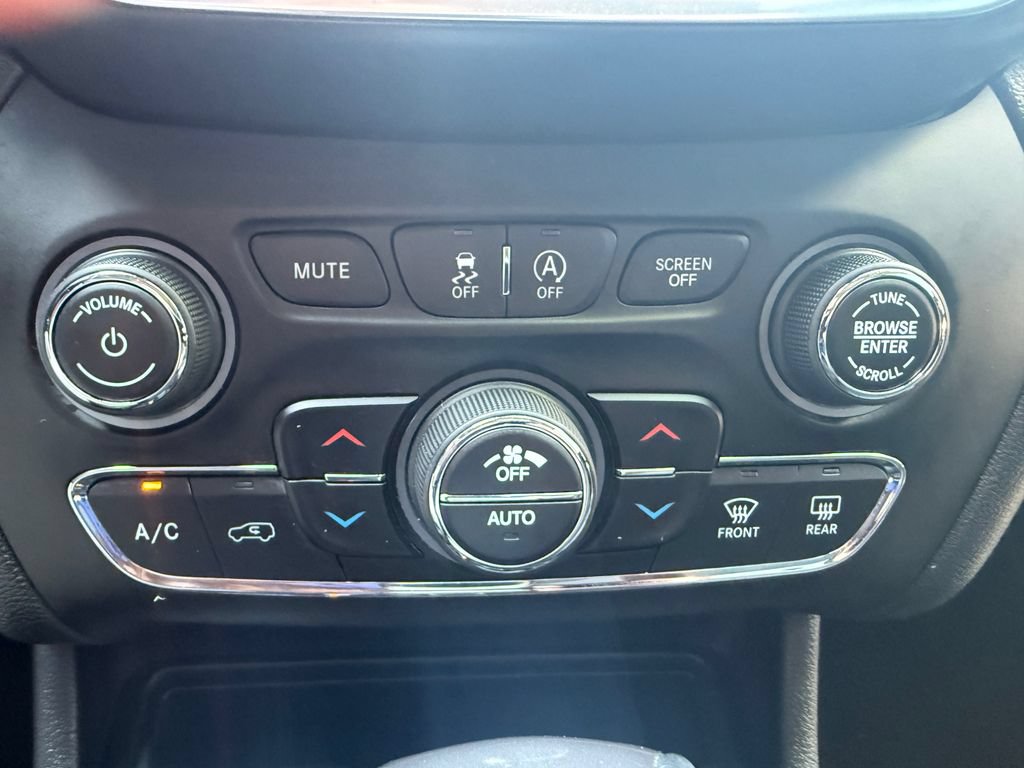 Used 2019 Jeep Cherokee Limited w/ Luxury Group AWD/4WD image 32