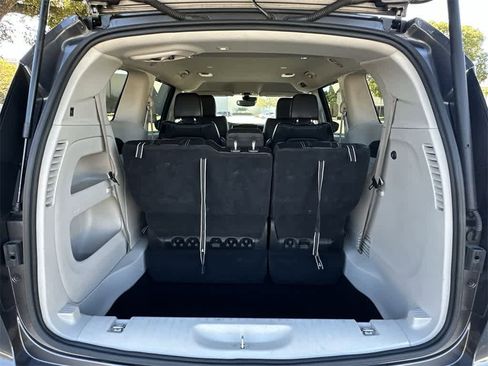 Used 2023 Chrysler Pacifica Touring-L image 25