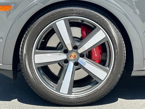 Used 2025 Porsche Cayenne GTS AWD/4WD image 39