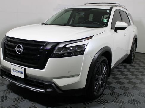 Used 2024 Nissan Pathfinder SL w/ SL Premium Package image 4