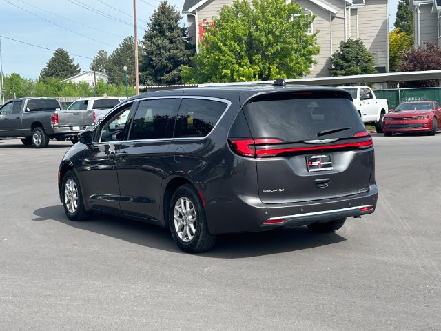 Used 2023 Chrysler Pacifica Touring-L FWD image 6