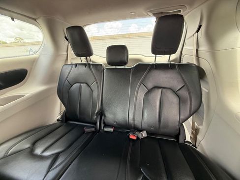 Used 2017 Chrysler Pacifica Touring-L FWD image 11