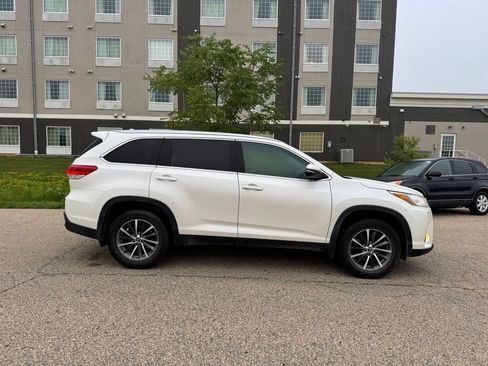 Used 2019 Toyota Highlander XLE AWD/4WD image 13