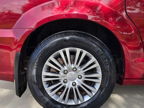 Used 2014 Chrysler Town & Country Touring-L w/ Driver Convenience Group FWD image 57