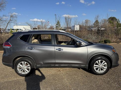 Used 2018 Nissan Rogue SV image 3