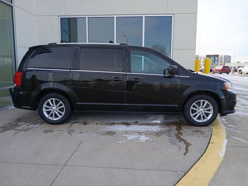 Used 2020 Dodge Grand Caravan SXT image 5