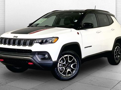 Used 2025 Jeep Compass Trailhawk AWD/4WD image 3