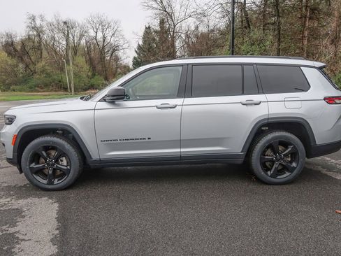 Used 2023 Jeep Grand Cherokee L Laredo image 3