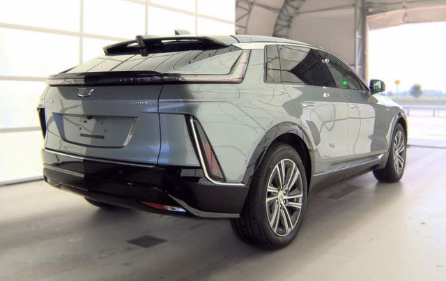 Used 2024 Cadillac Lyriq Luxury AWD/4WD image 4