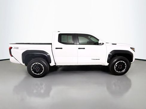 Certified 2025 Toyota Tacoma TRD Off-Road AWD/4WD image 9