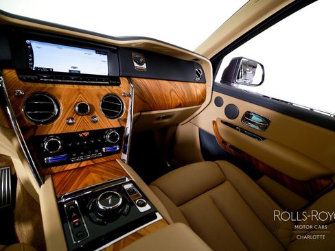 Used 2020 Rolls-Royce Cullinan AWD/4WD image 16