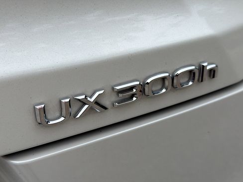 Used 2025 Lexus UX 300h FWD image 11