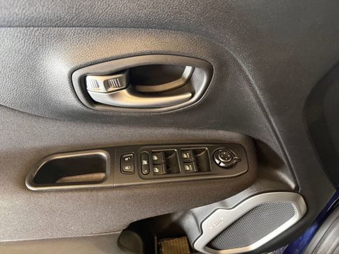 Used 2018 Jeep Renegade Latitude w/ Cold Weather Group image 21