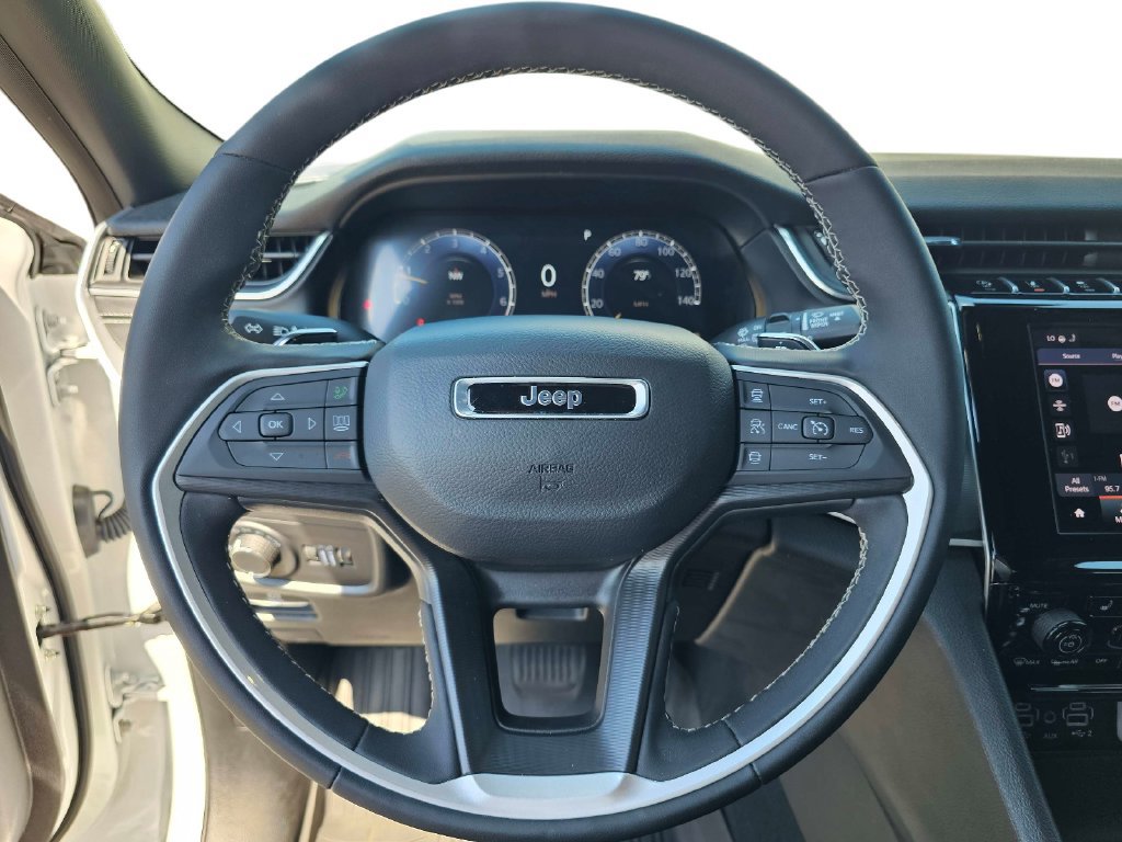 Used 2025 Jeep Grand Cherokee Altitude AWD/4WD image 19