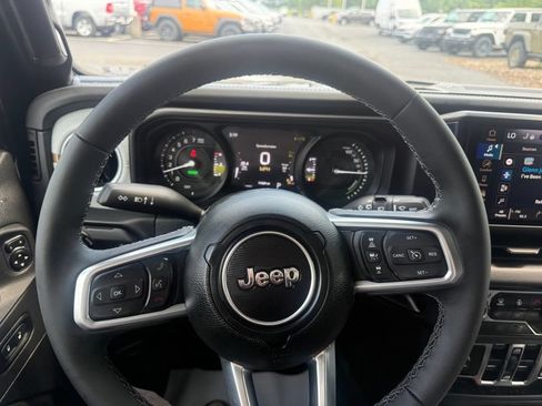 Used 2025 Jeep Wrangler Unlimited Sahara AWD/4WD image 21