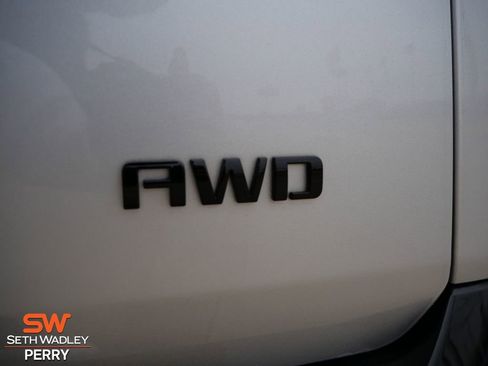 Used 2021 Chevrolet Traverse Premier w/ Redline Edition image 11