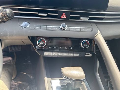 Certified 2025 Hyundai Elantra SEL FWD image 30