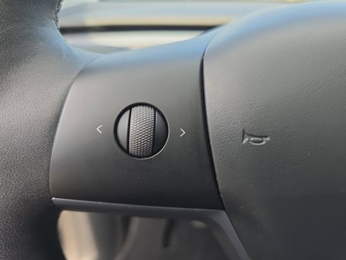 Used 2025 Tesla Model Y Long Range image 17