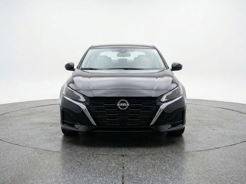 Used 2025 Nissan Altima 2.5 SV FWD image 2