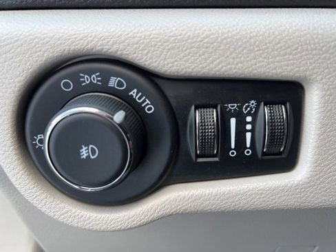 Certified 2024 Chrysler Pacifica Limited image 21